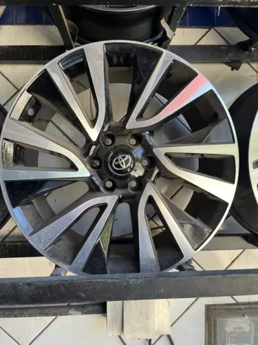 Rodas de liga leve aro 22 Hilux.