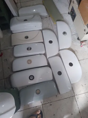 Tampa para caixa de vaso sanitário acoplado.