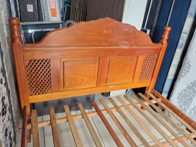 Cama casal de madeira maciça semi nova R$360 Entrego 
