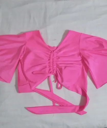 Blusa cropped rosa com mangas flare