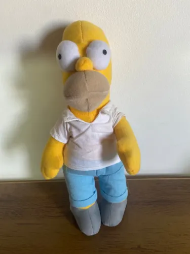 Produto: Boneco de pelúcia do Homer Simpson.