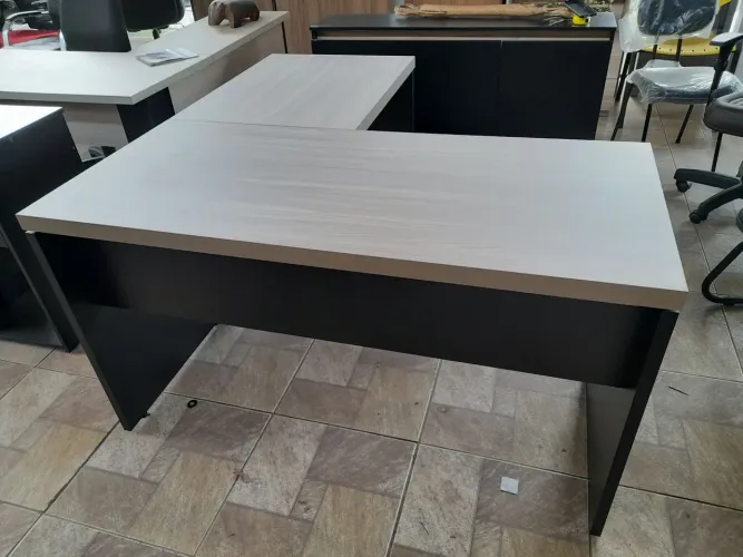 Mesa de canto  em L 1,35x1,35 - nova