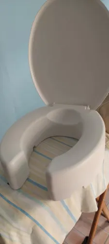 Assento elevado para vaso sanitário de idoso 