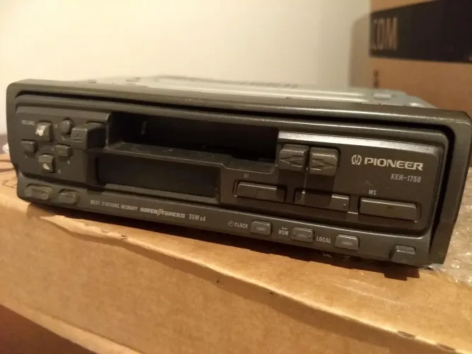 Som automotivo Pioneer KEH-1750 antigo