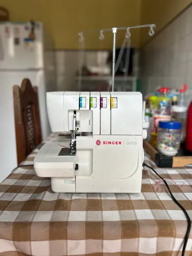 Máquina Overloque Singer S0105 - Original e em ótimo estado