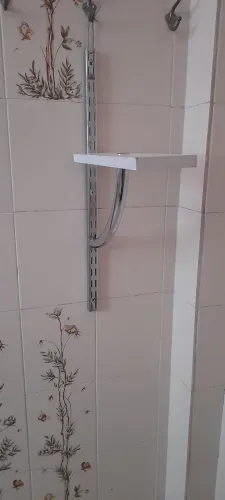 Prateleira de parede com suporte cromado