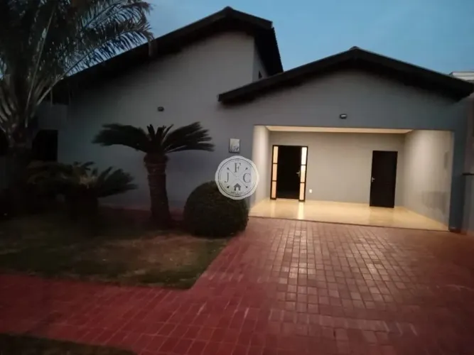 Casa em condomínio com 3 quartos para alugar, 220m² - Jardinópolis