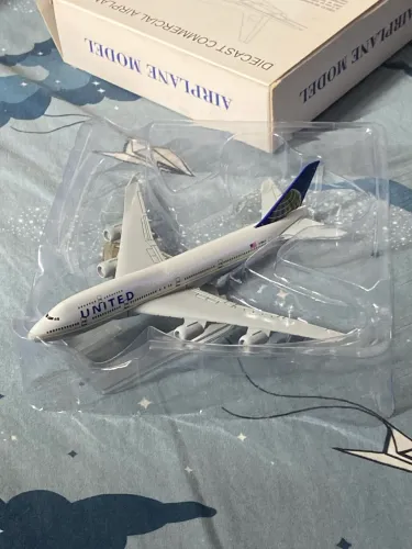 Miniatura da aeronave Boeing 747-400