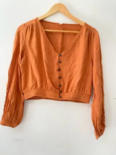 Camisa laranja com botões e manga longa