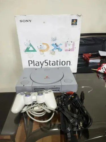 Playstation 1 fat completo na caixa (serial batendo)
