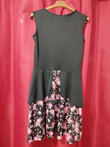Vestido Feminino Preto com Estampa Floral