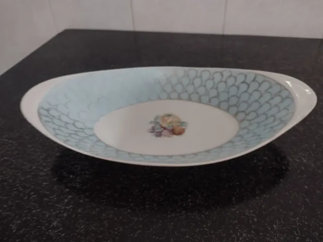 Vendo linda travessa antiga de porcelana decorada