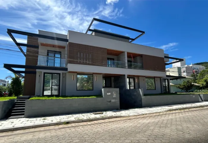 Casa alto padrão em Jurerê | 300m² | 3 suítes | 4 vagas | Oportunidade de venda