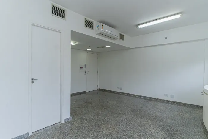 Imóvel para aluguel e venda possui 30 metros quadrados com 1 quarto em Liberdade - São Pau