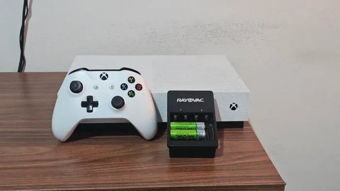 XBOX ONE S-ALL DIGITAL 1TB COMPLETO + CARREGADOR DE PILHAS COM 4 PILHAS