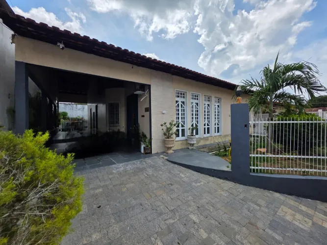 Casa no Bairro Tiradentes com 05 quartos