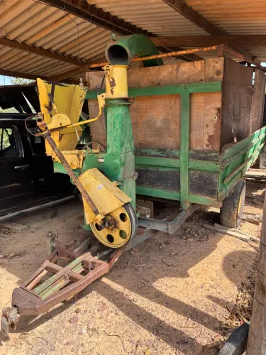 Picador de capim com carreta acoplada