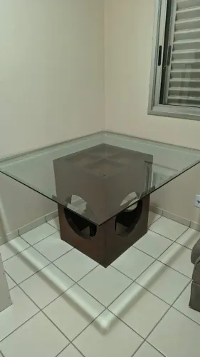 Mesa de Jantar com tampo de vidro e base em madeira maciça