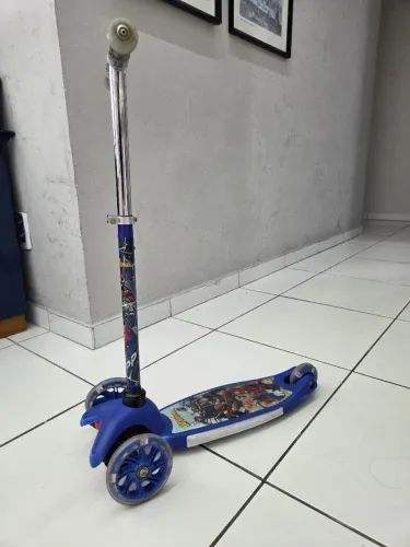 Patinete homem Aranha azul 2 rodas na frente e luz