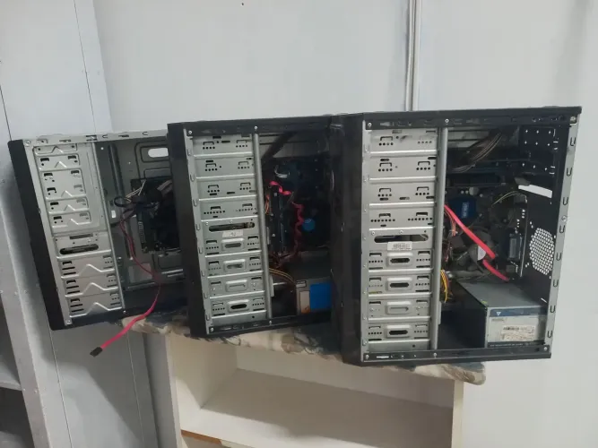 Carcaça de computadores com placa mãe 
