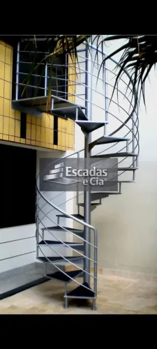 Fabricação e instalação de escadas caracol em aço e pré-moldadas com corrimão galvanizado.