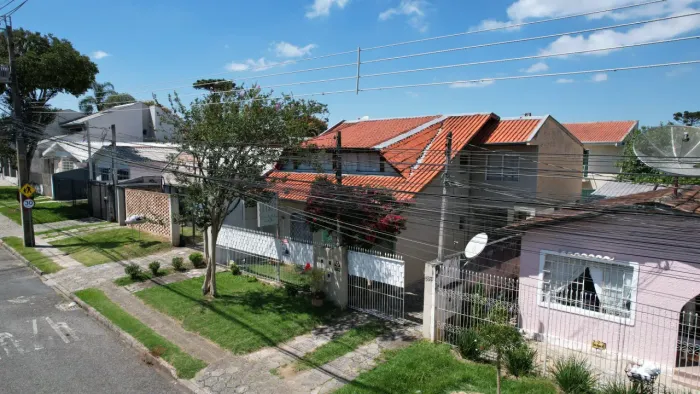 IMÓVEL COM DOIS SOBRADOS TOTALIZANDO  6 QUARTOS, 6 VAGAS, NO BAIRRO SANTA QUITÉRIA - CURIT