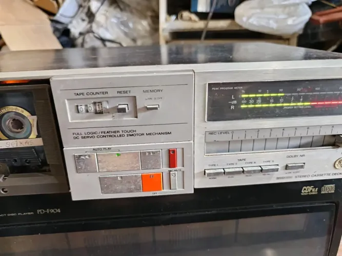 Tape deck Sony funcionando mas precisa de reparo ele toca a fita mas o vu fica como na fot