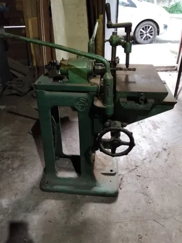 Máquina industrial de marcenaria.