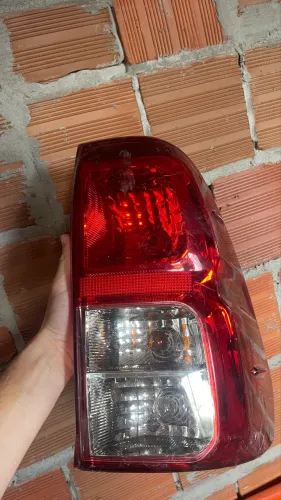 LANTERNA HILUX TRASEIRA DIREITA COMPLETA