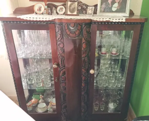 Cristaleira antiga entalhada em madeira maciça com portas de vidro - peça vintage rara