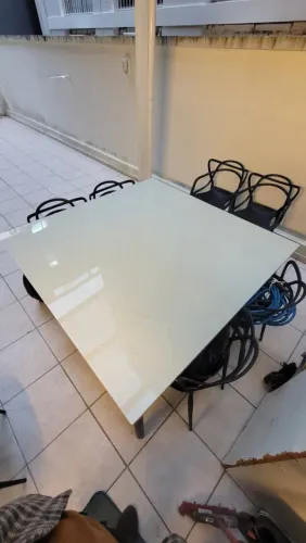 Mesa grande 8 lugares com ótima estrutura em madeira 1,5 x 1,5m
