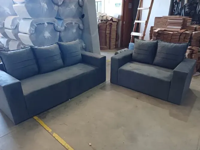 Conjunto de sofa de 2 e 3 lugares, nas cores cinza, marrom e bege