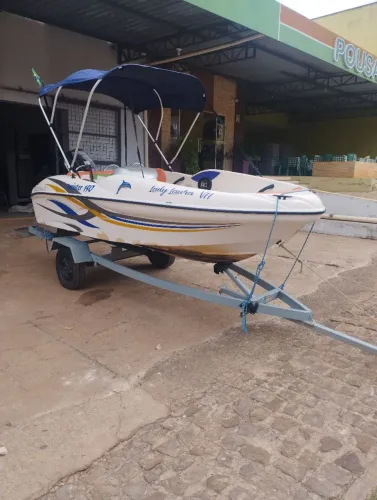 Lancha modelo TWISTER 150, equipada com motor 40HP Suzuki, com 445 horas de uso.