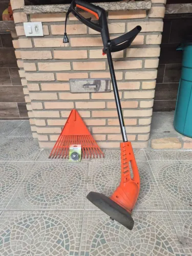 Aparador grama elétrico Tramontona 110v<br>Acompanha rastelo e refil carretel