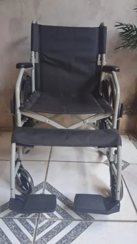 Vendo uma cadeira de rodas nova