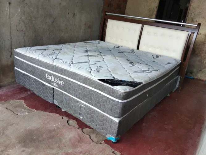 Cama super king, com cabeceira.