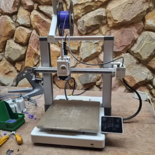 Impressora 3D Bambu Lab A1 em prefeito funcionamento sem detalhes 