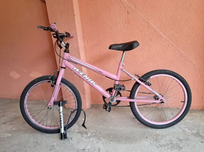 Bicicleta Aro 16 cor rosa com bomba de ar, buzina e farol recarregável 