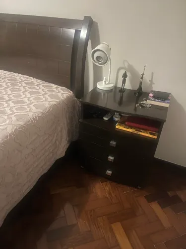 Cama queen com gavetas e mesa de cabeceira