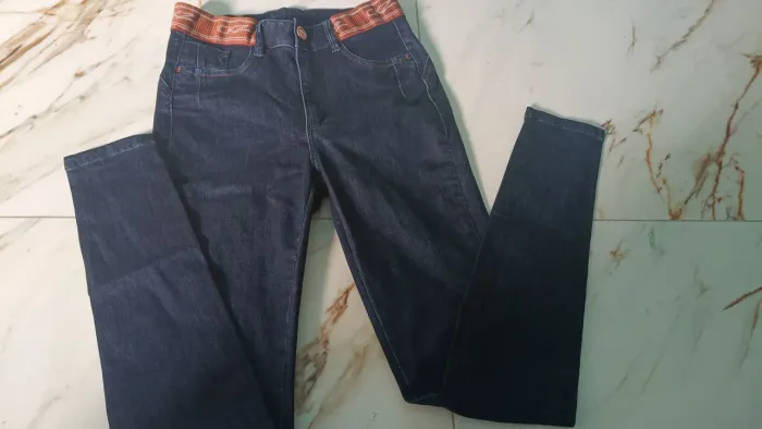 Vendo uma calça da ckz, comprei e não gostei n.40.qualquer coisa meu whatsapp *