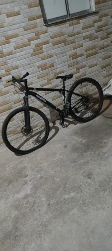 VENDO BICICLETA ARO 29(PNEU DA FRENTE TA FURADO SO PRECISA ENCHER) 1000 SER VIMBUSCAR 900