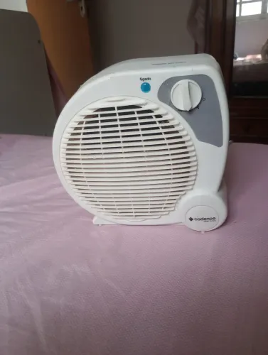 Vendo mini aquecedor bom, tudo funcionando. Chama no WhatsApp *