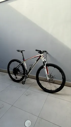 Bike Oggi Agile Carbon T17, Aro 29 muito conservada