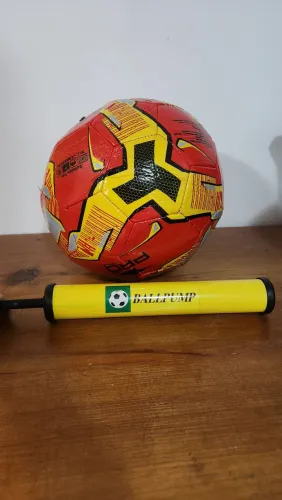 Bola de futebol e bomba de ar
