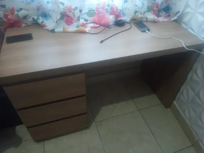 Escrivaninha em bom estado semi nova