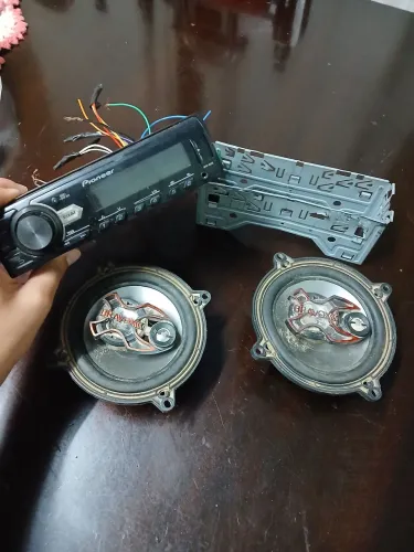 Radio pionner com auto-falantes