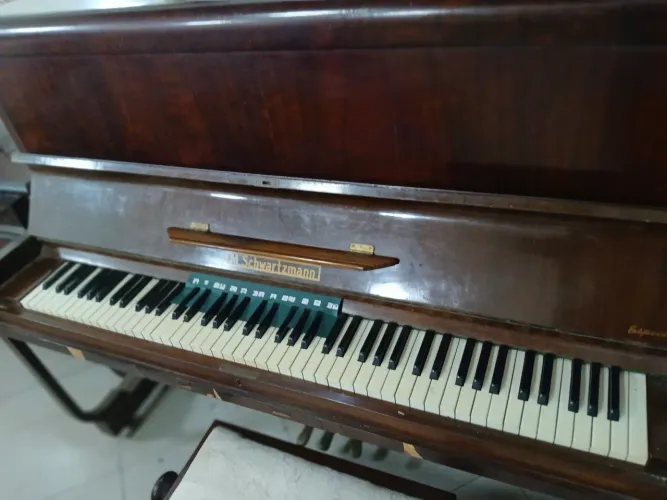 Piano de armário (vertical) M. Schwartzmann fabricado no início da década de 1960