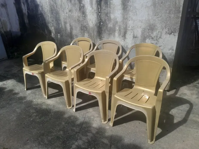 Cadeiras plastico.