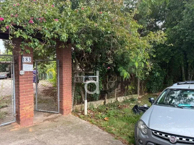 Chácara em ótima localização no Panorama, com 923 m2 de área total.