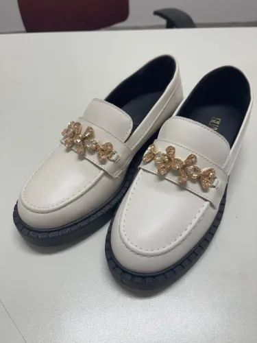 Mocassim tratorado estilo Loafer com pedraria